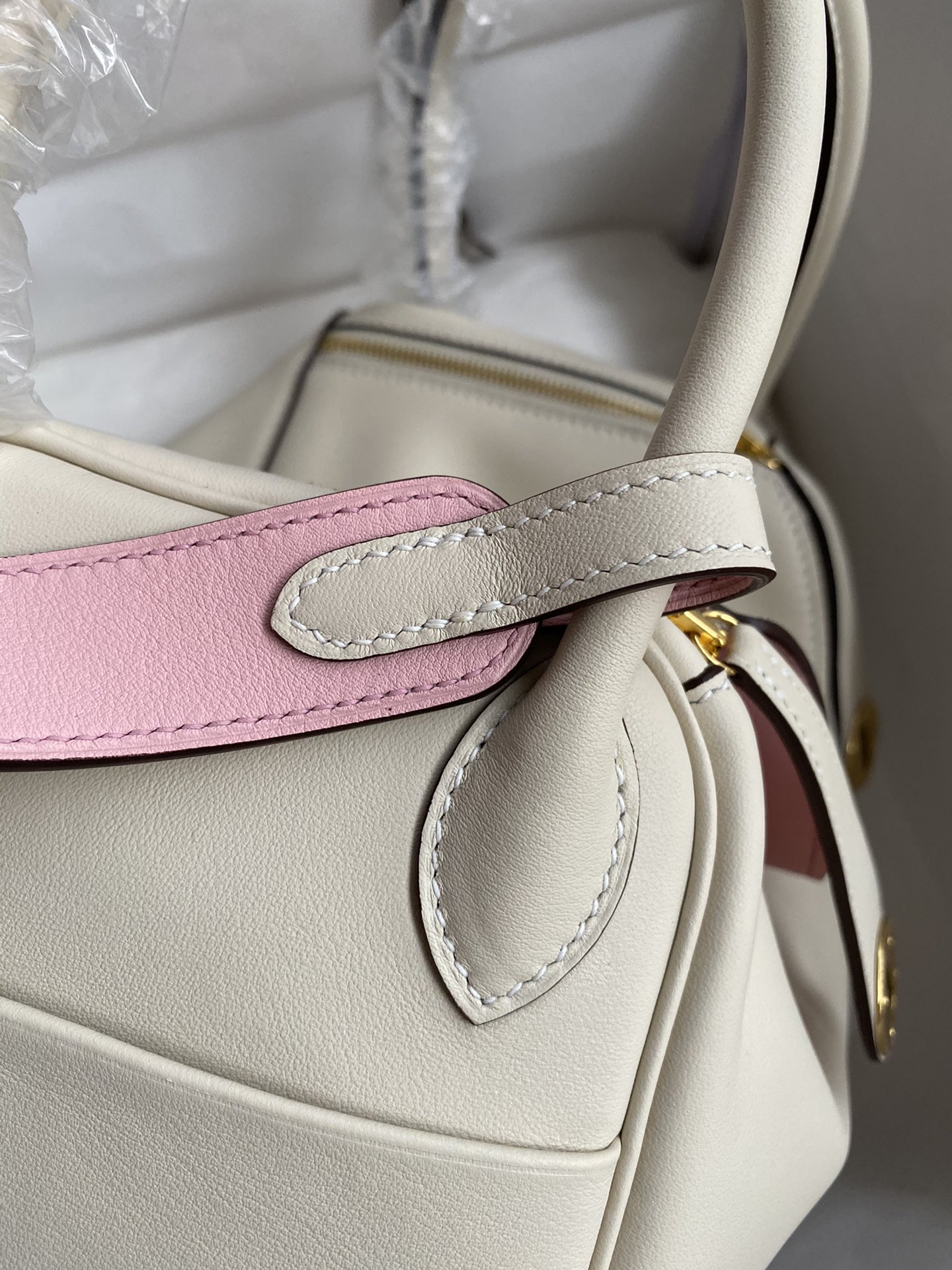 Hermes Lindy 26cm Handbag Shoulder Bag In White/Pink Swift Leather